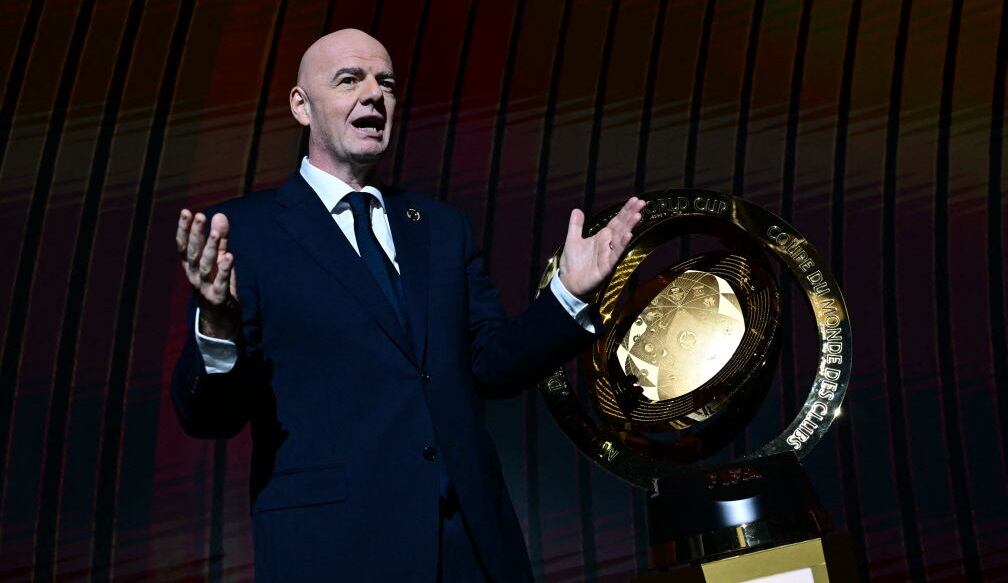 Gianni Infantino, presidente de la FIFA, junto al trofeo del nuevo Mundial de Clubes / Getty Images