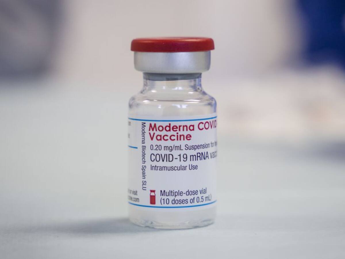 OMS aprueba uso de emergencia de la vacuna de Moderna