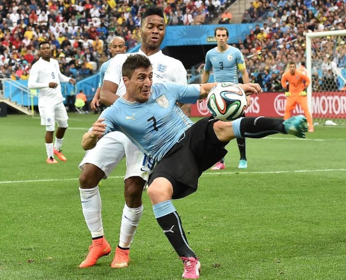 Los goles uruguayos los marcó Luis Suárez (2) mientras que Wayne Rooney anotó para los de Hodgson.