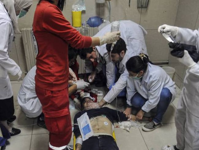 Al menos 40 muertos y cientos de afectados por ataque químico en Siria