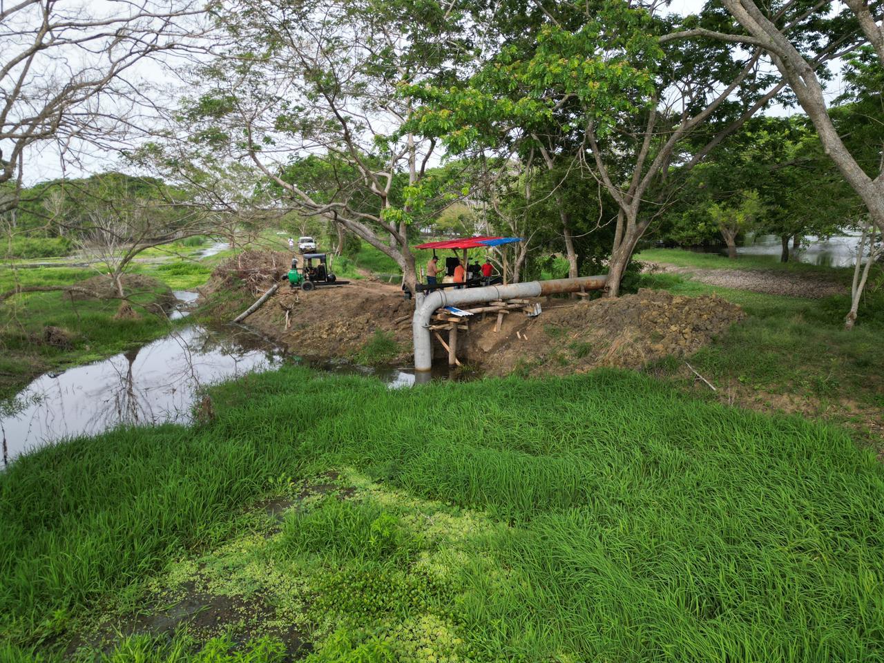 Autoridades advierten que aún se mantiene maquinaria para evacuar aguas represadas en Córdoba. Foto: prensa Gobernación de Córdoba.