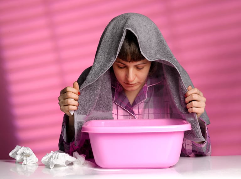 Mujer haciendo remedios caseros para bajar los síntomas de gripa (Getty Images)