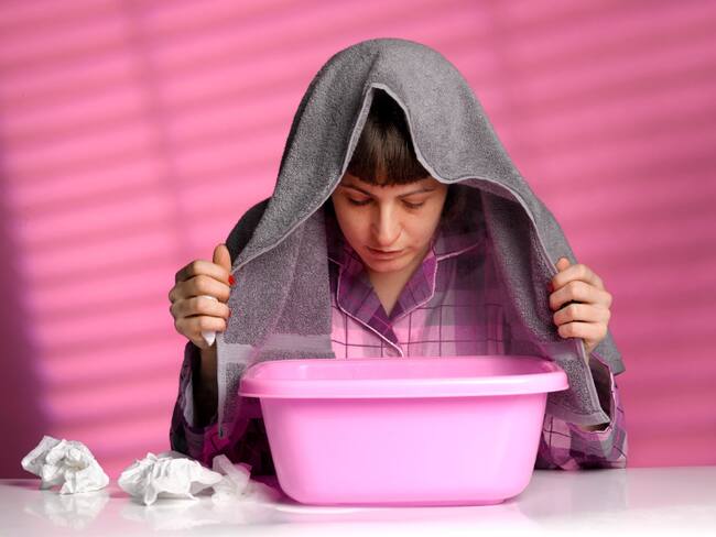 Mujer haciendo remedios caseros para bajar los síntomas de gripa (Getty Images)