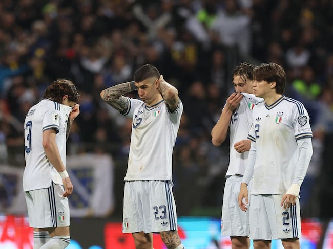 ZENICA, BOSNIA AND HERZEGOVINA - MARCH 31: Players of Italy reacts at the end of the FIFA World Cup 2026 European Qualifiers KO play-offs match between Bosnia & Herzegovina and Italy at Stadion Bilino Polje on March 31, 2026 in Zenica, Bosnia and Herzegovina. (Photo by Claudio Villa - FIGC/FIGC via Getty Images)