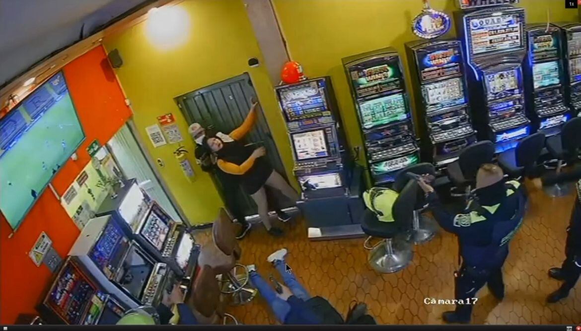 Policía de Bogotá frustra robo de un casino. Los delincuentes usaron a una trabajadora como escudo humano.