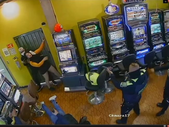 Policía de Bogotá frustra robo de un casino. Los delincuentes usaron a una trabajadora como escudo humano.