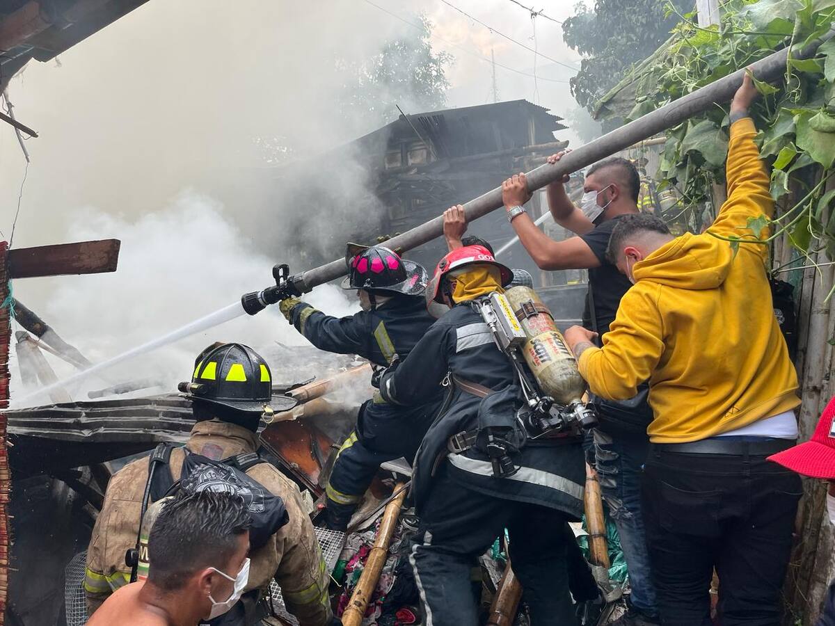 Cinco viviendas subnormales fueron consumidas por un incendio estructural en Calarcá
