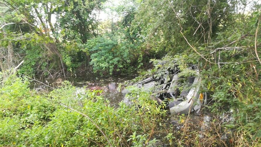Dos personas fallecidas por vehículo que salió de la carretera y cayó a un cuerpo de agua. Foto: La W con Julio Sánchez Cristo