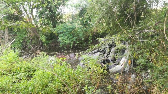 Dos personas fallecidas por vehículo que salió de la carretera y cayó a un cuerpo de agua. Foto: La W con Julio Sánchez Cristo