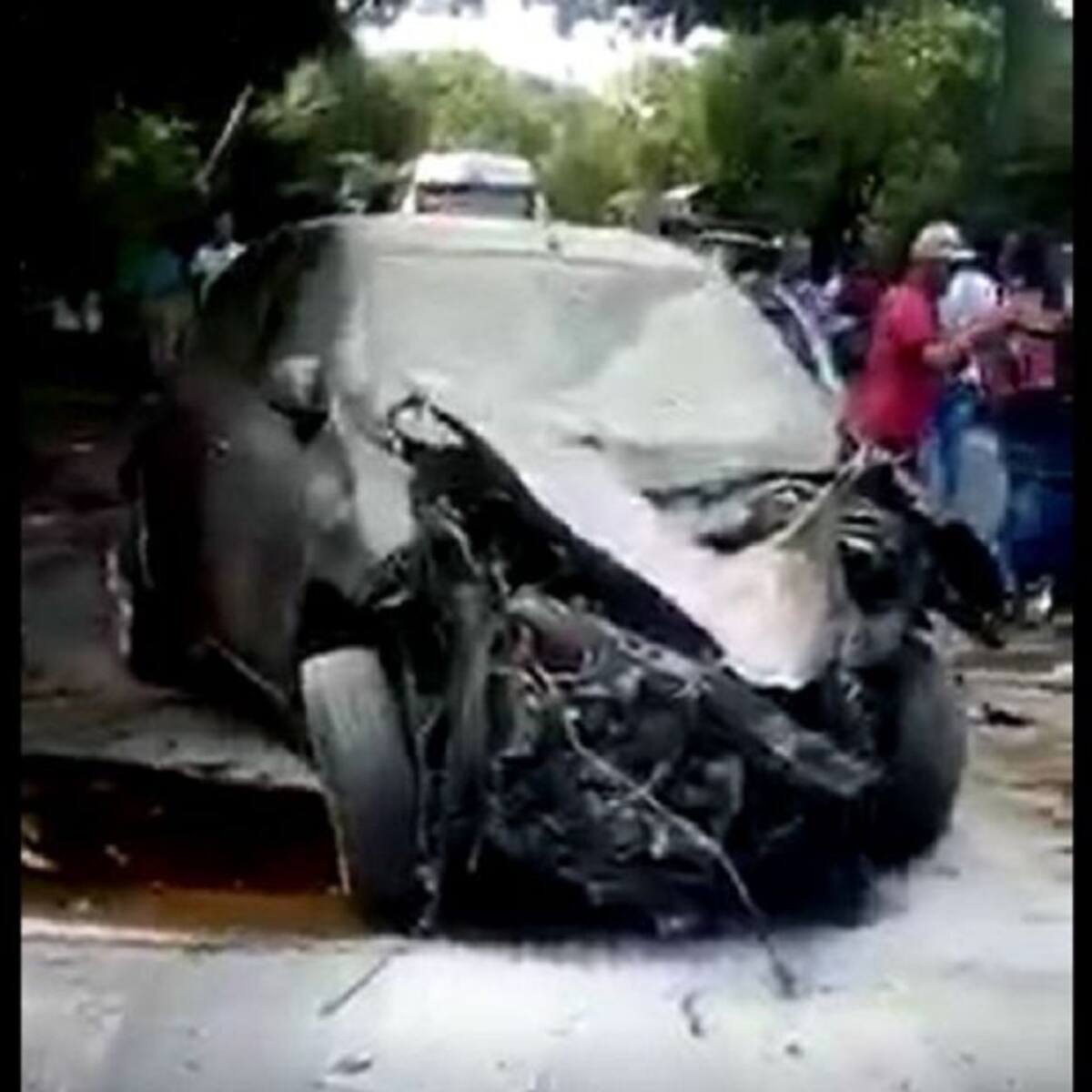 Dos personas heridas por el choque de un vehículo contra un árbol en Tarazá