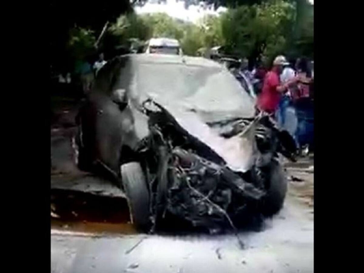 Dos personas heridas por el choque de un vehículo contra un árbol en Tarazá