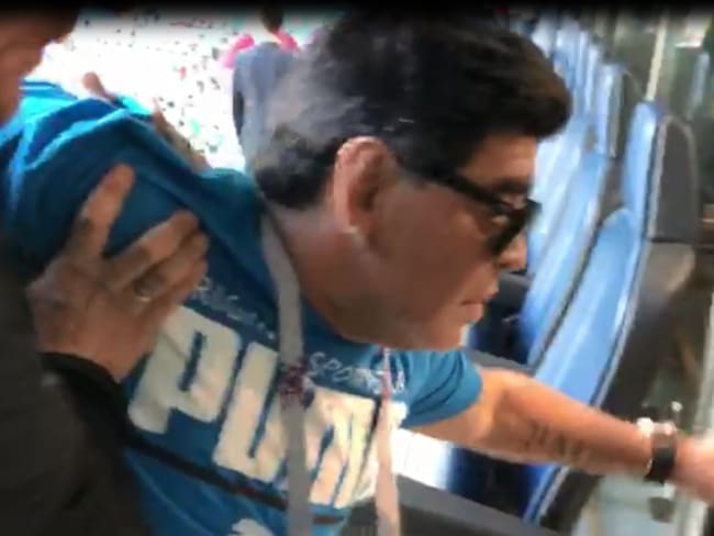 Descompensado: Así salió Maradona del estadio tras el triunfo de Argentina