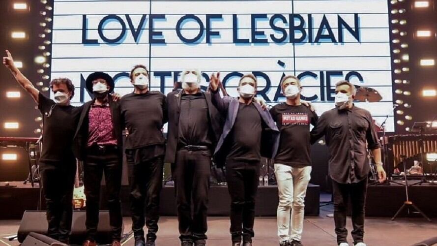 Julián Saldarriaga, miembro de la banda española, explicó en La W que tuvieron puestos de control para realizar pruebas de antígenos. . Foto: Twitter: @loveoflesbian