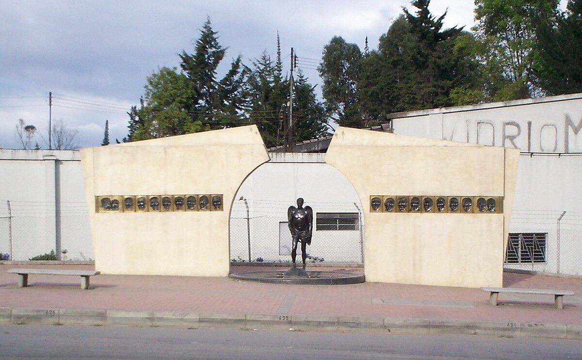 Monumento en memoria de los 21 niños fallecidos en Bogotá.