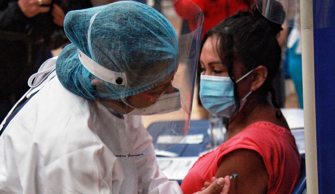 Puntos de vacunación atenderán solo a mujeres gestantes, menores de edad con comorbilidades y segundas dosis