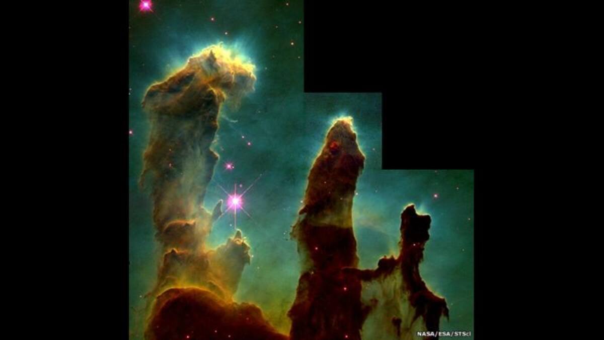 Los colores de la imagen final se seleccionaron para resaltar elementos específicos detectados por las cámaras del Hubble: verde para el hidrógeno, rojo para el azufre y azul para el oxígeno.