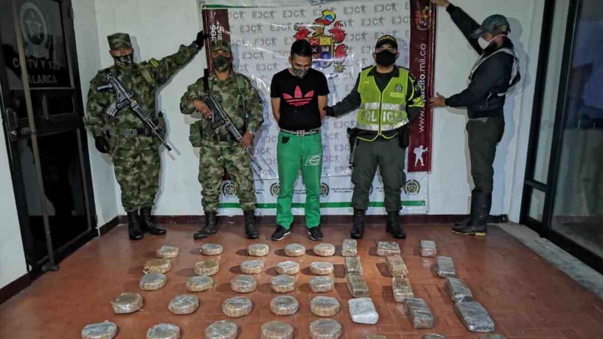 Incautan marihuana transportada en camión de encomiendas en la vía La Línea