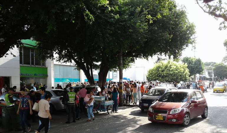 Establecimientos comerciales cercanos a la registraduria en Cúcuta afectados por el caos y desorden.