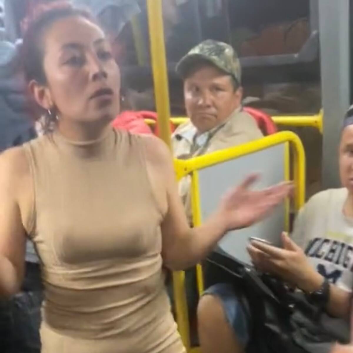 Intolerancia en TransMilenio: mujeres se retaron a pelear a los golpes en articulado