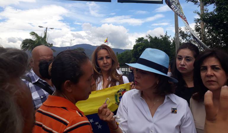 Senadora María del Rosario Guerra dialogando con una venezolana