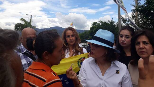 Senadora María del Rosario Guerra dialogando con una venezolana