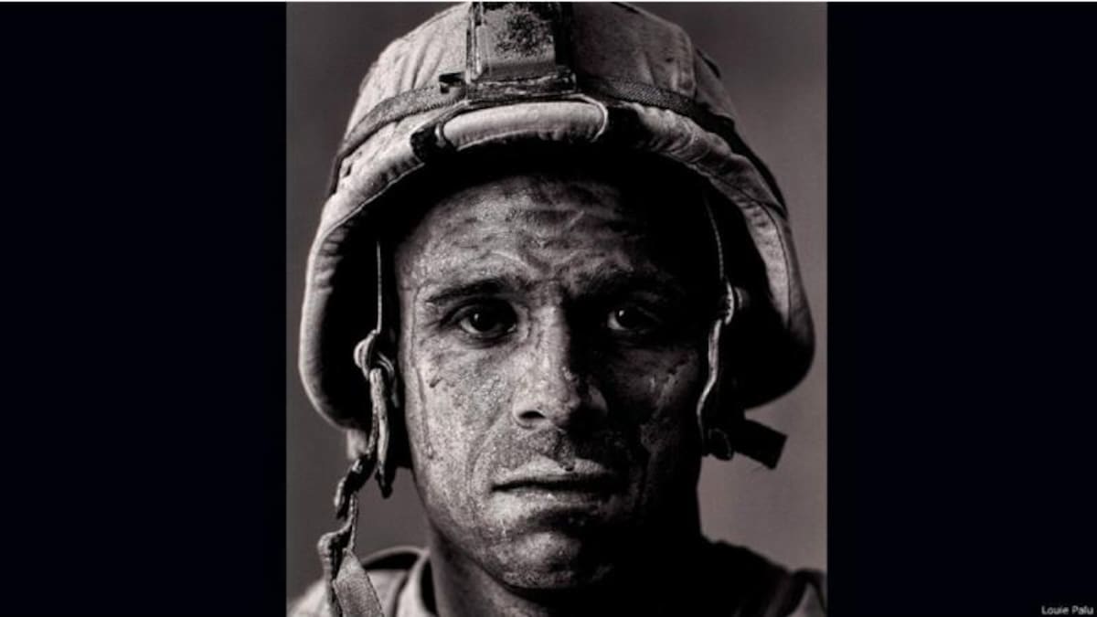 La exhibición fue organizada por el Museo de Bellas Artes de Houston, donde se presentó inicialmente. De ahí viajó a Los Ángeles, ahora está en Washington y finalizará en Brooklyn. Esta foto de Louie Palu muestra al sargento de artillería Carlos "OJ" Orjuela en la provincia de Helmand, en Afganistán.