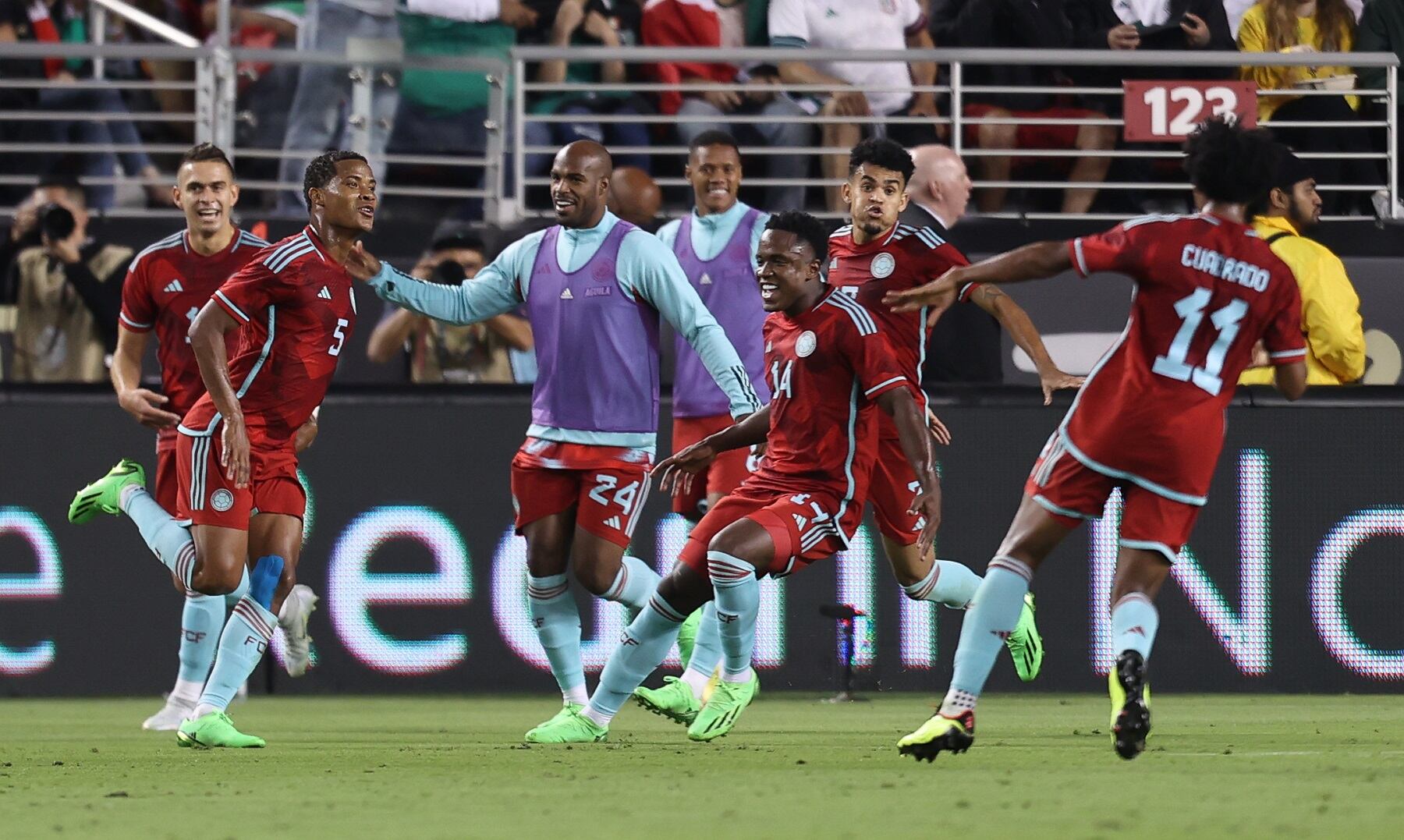 Celebración de uno de los goles de Colombia ante México. (Foto por Omar Vega/Getty Images)