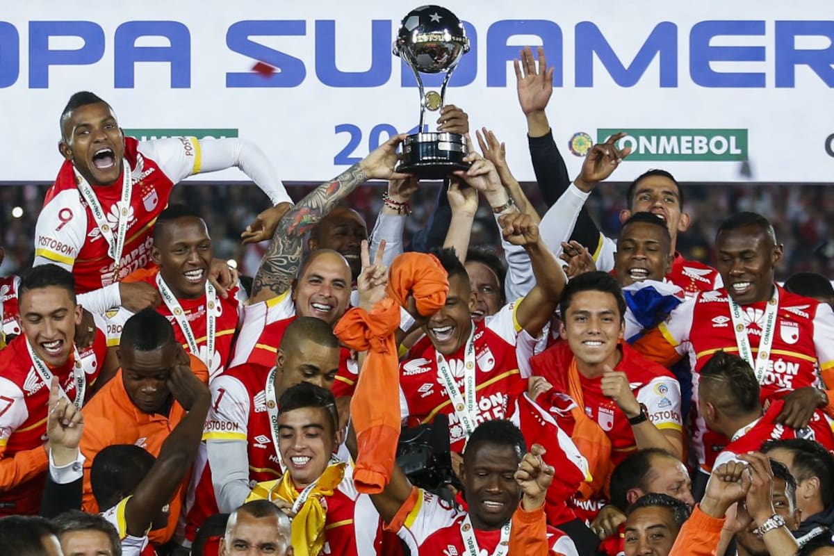 Ómar Pérez convirtió un penal y levantó la Copa Sudamericana conseguida en 2015.