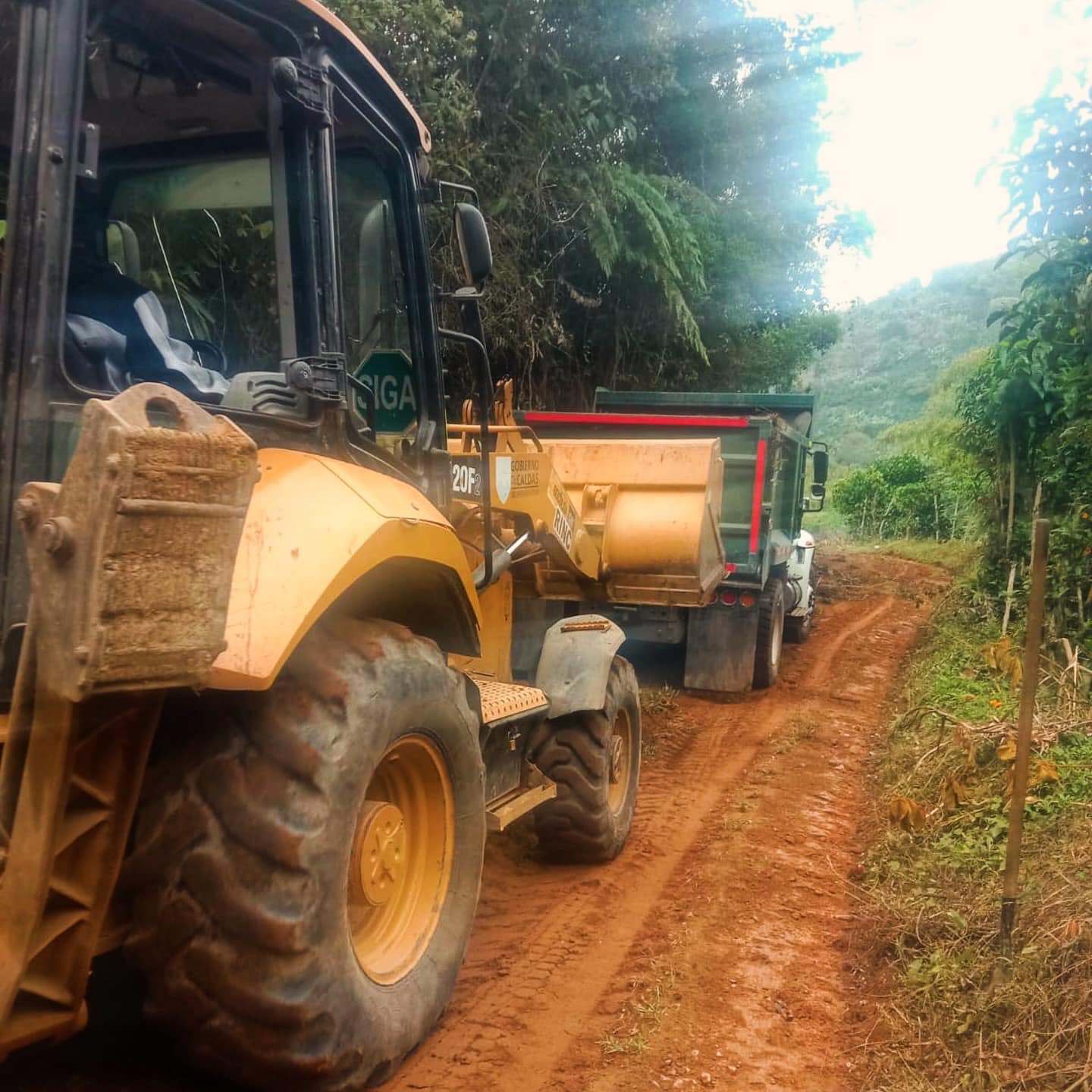 Maquinaria amarilla trabajando en una vía departamental. Foto: Promueve Más.