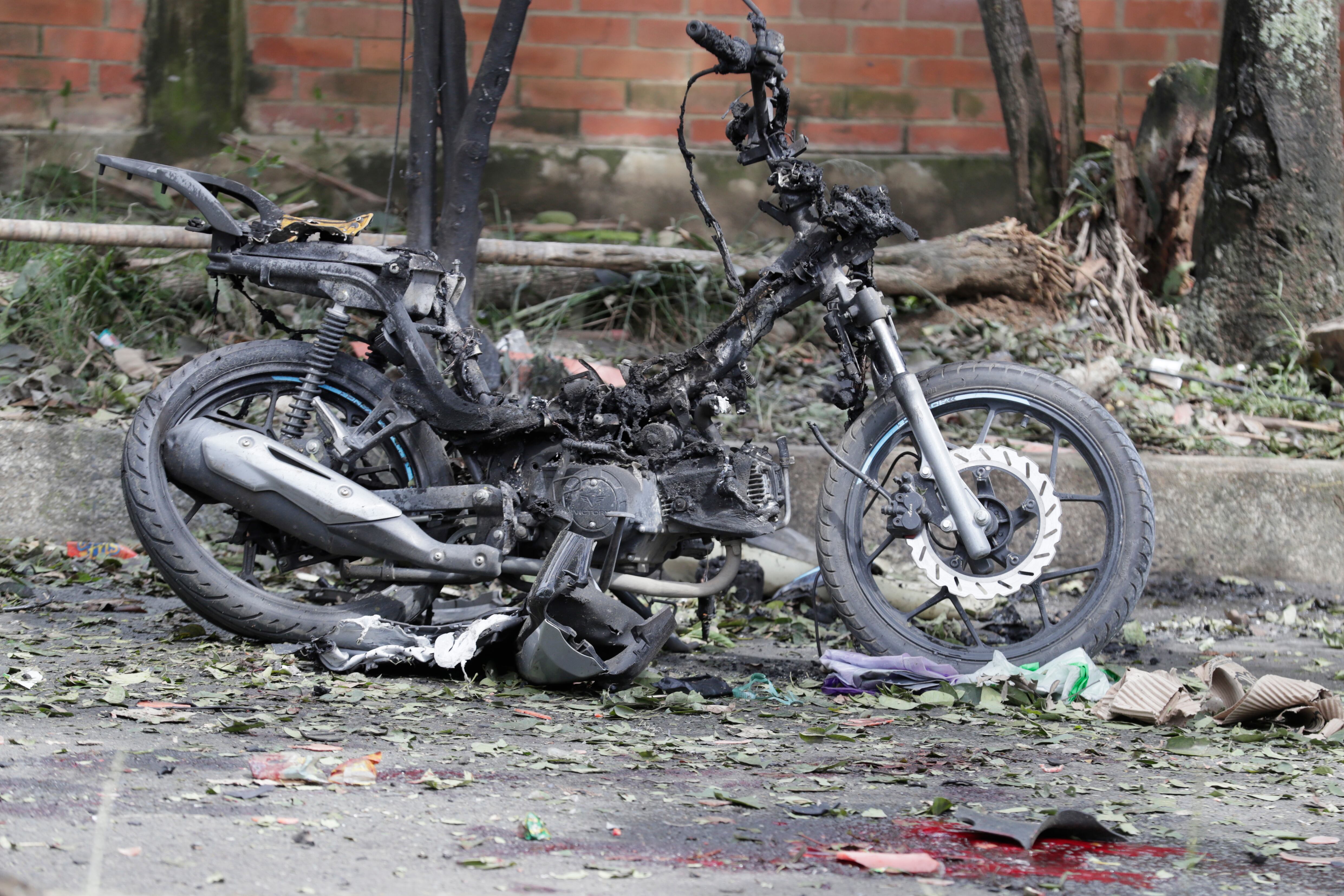 Escombros de una motocicleta en los alrededores de la estación de policía del barrio Meléndez, sur de Cali, donde ocurrió un atentado este martes, que dejó un muerto.