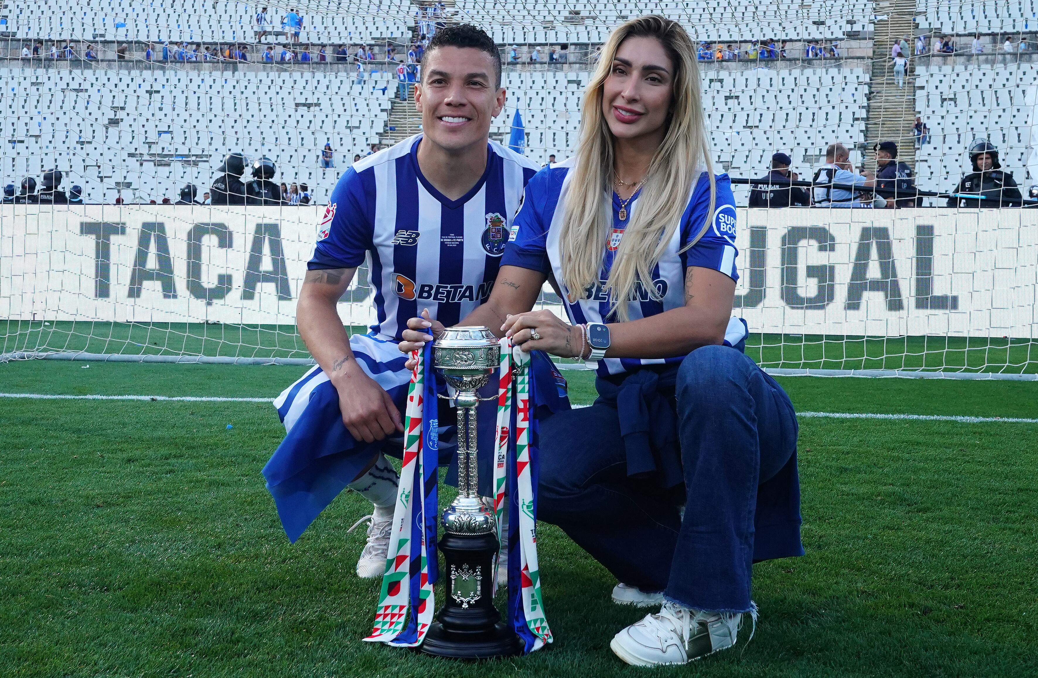 Matheus Uribe celebra su último título en Porto junto a su esposa Cindy Álvarez.  (Photo by Gualter Fatia/Getty Images)