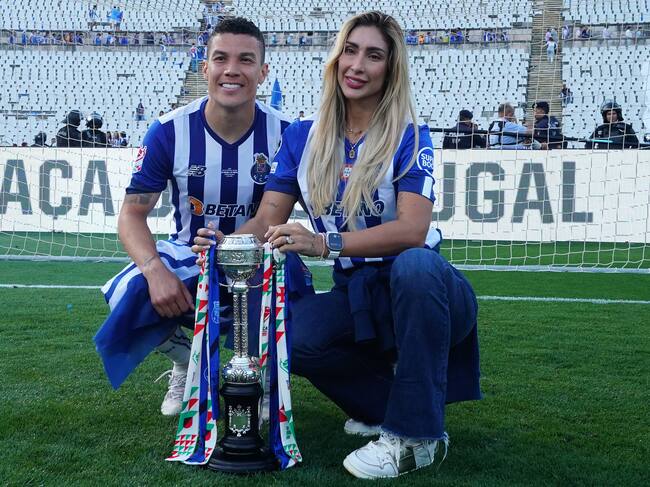 Matheus Uribe celebra su último título en Porto junto a su esposa Cindy Álvarez. (Photo by Gualter Fatia/Getty Images)