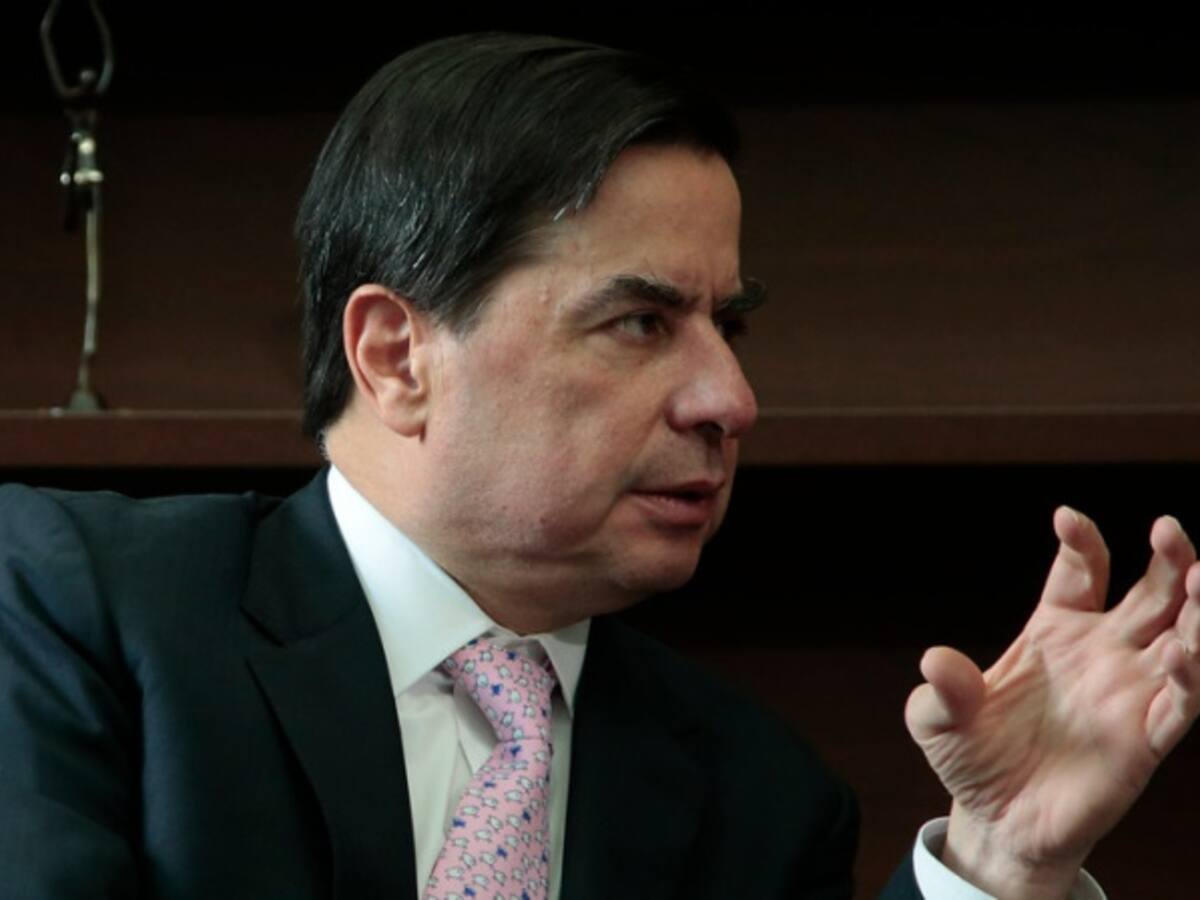 Al presidente Santos deben respetarlo: MinInterior al Centro Democrático