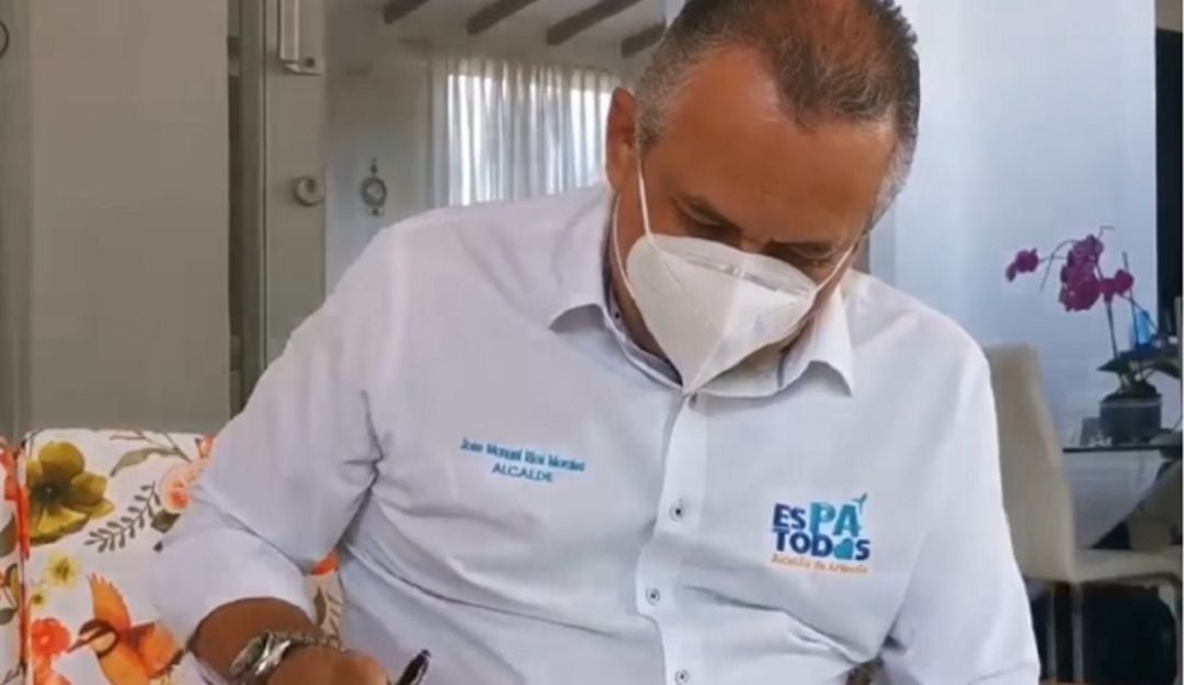 José Manuel Ríos firma el plan de desarrollo