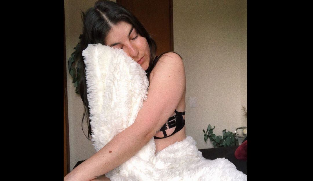 Con carnet de vacunación, colombiana de descuento en su perfil de OnlyFans