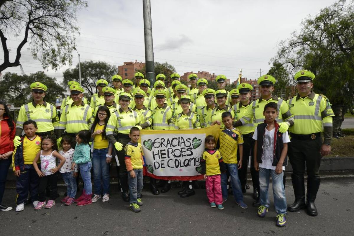 Miles de personas en todo el país se movilizan para observar los desfiles del 20 de julio.