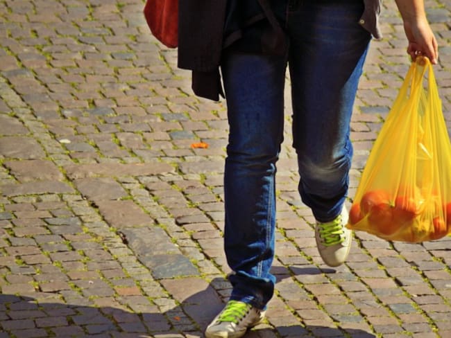 Distrito apoya la reducción del tamaño de las bolsas plásticas en puntos comerciales