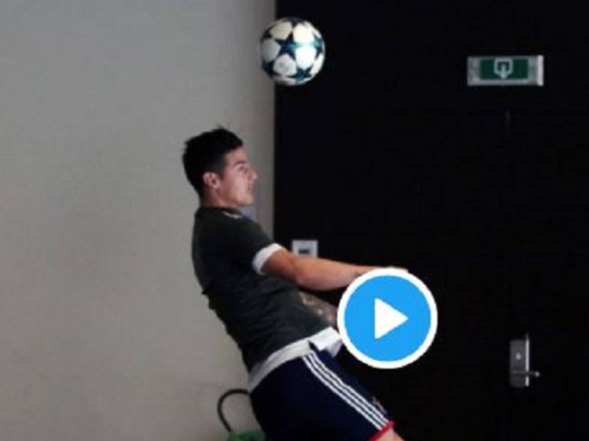 James demuestra su habilidad en fútbol-tenis con sus compañeros del Bayern