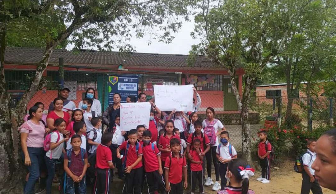 Padres de familia reclaman nobramiento de docentes en varios municipios