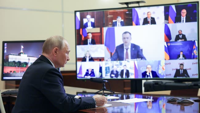 NOVO-OGARYOVO (Russian Federation), 04/06/2025.- Russian President Vladimir Putin chairs a meeting with members of the government via videoconference at the Novo-Ogaryovo state residence, outside Moscow, Russia, 04 June 2025. Putin addressed the blowing up of railway tracks in the Bryansk and Kursk regions and characterized them as terrorist attacks, saying the decision to carry them out was made in Ukraine at the highest level. (Terrorista, Rusia, Ucrania, Moscú) EFE/EPA/GAVRIIL GRIGOROV/SPUTNIK/KREMLIN POOL MANDATORY CREDIT