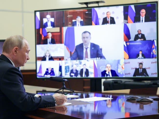 NOVO-OGARYOVO (Russian Federation), 04/06/2025.- Russian President Vladimir Putin chairs a meeting with members of the government via videoconference at the Novo-Ogaryovo state residence, outside Moscow, Russia, 04 June 2025. Putin addressed the blowing up of railway tracks in the Bryansk and Kursk regions and characterized them as terrorist attacks, saying the decision to carry them out was made in Ukraine at the highest level. (Terrorista, Rusia, Ucrania, Moscú) EFE/EPA/GAVRIIL GRIGOROV/SPUTNIK/KREMLIN POOL MANDATORY CREDIT