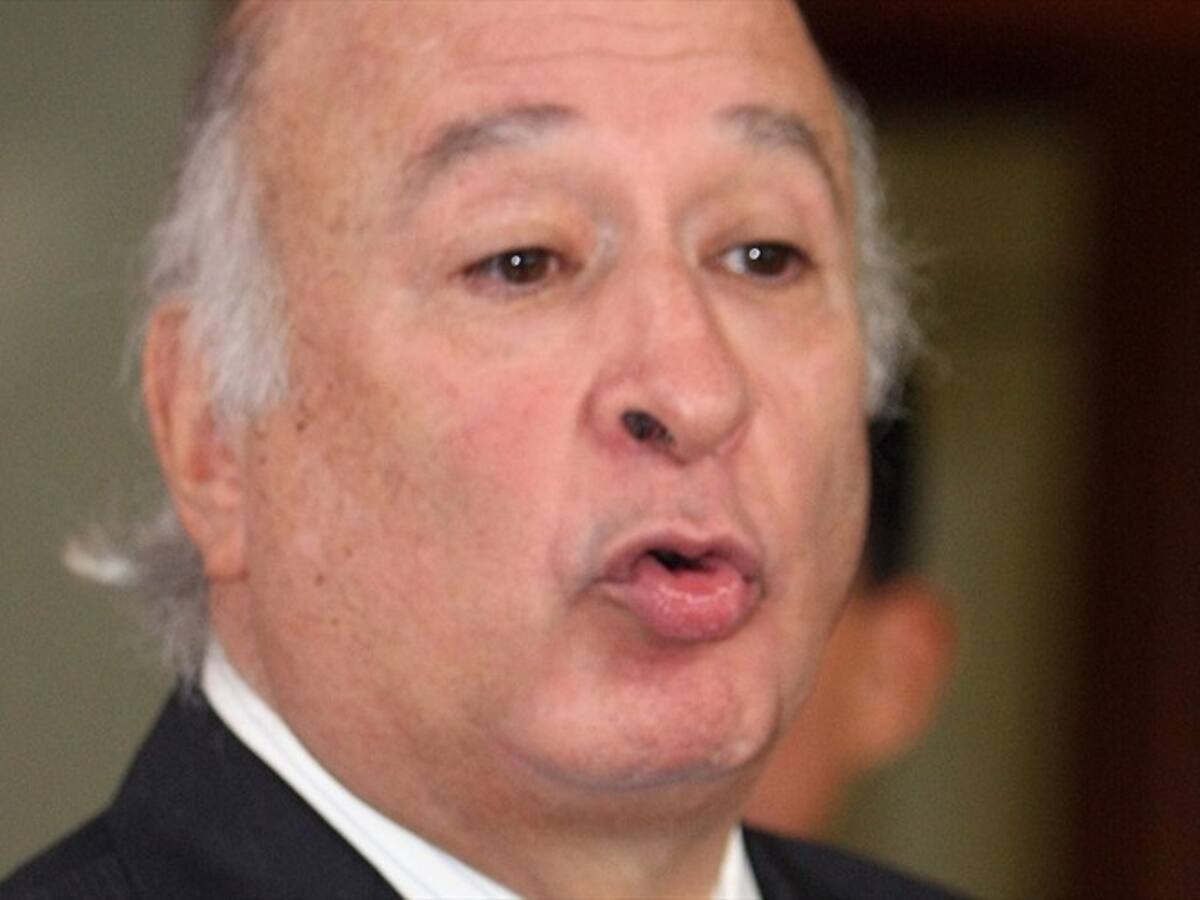 Le pedimos hace 20 años al Eln que no volaran más oleoductos: Sabas Pretelt