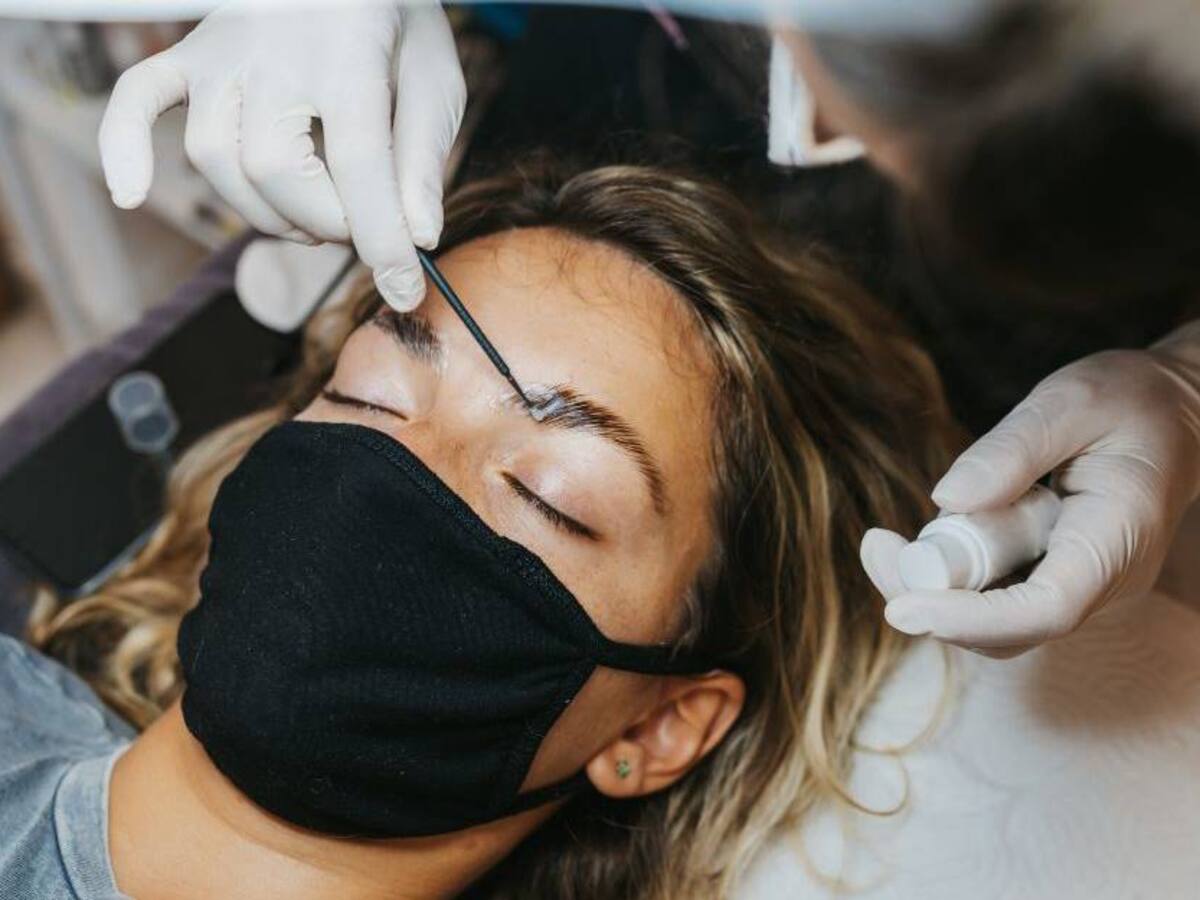 Viral: mujer permitió que su amigo le tatuara las cejas y terminó arrepentida