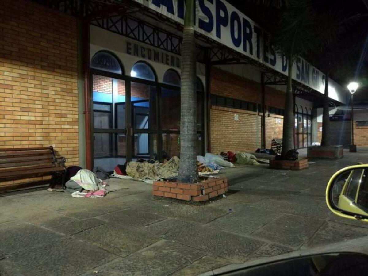 Venezolanos tomaron como dormitorio terminal de San Gil