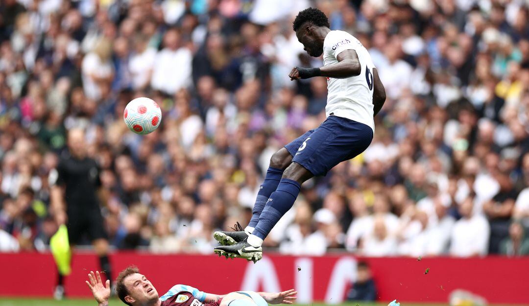 Davinson Sánchez con el Burnley