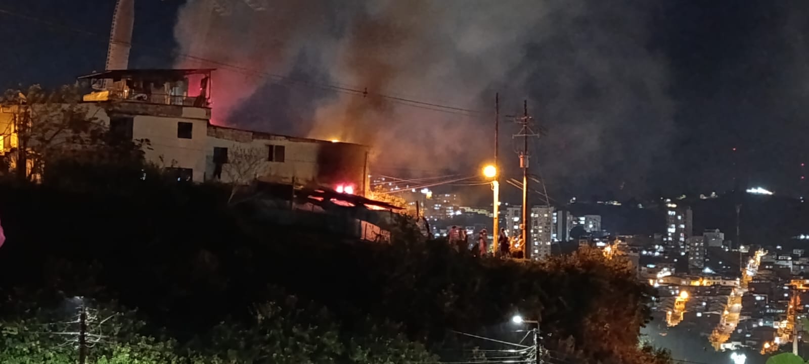 Incendio de la casa en el barrio Las Colinas, en Manizales. Foto suministrada.