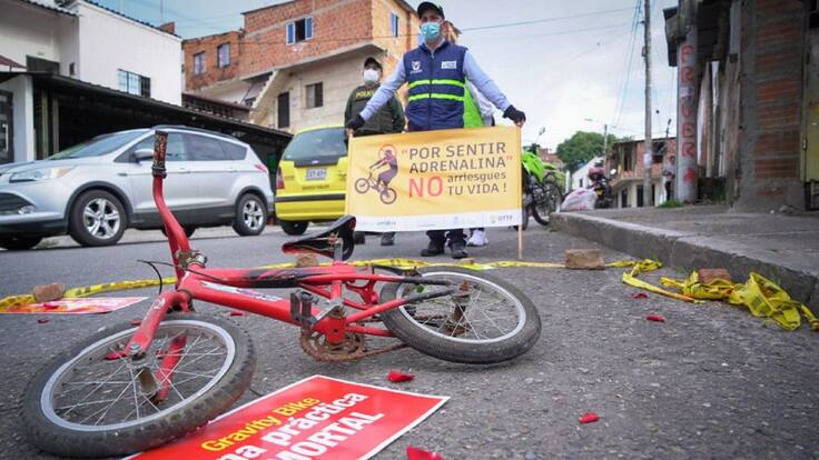 Tránsito inició campaña para evitar que jóvenes se cuelguen a buses