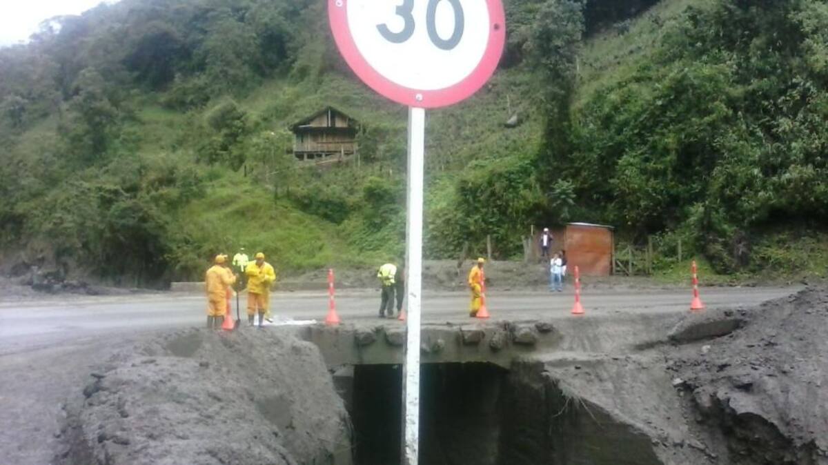 La carretera fue cerrada desde antes de la media noche del lunes, por un deslave.