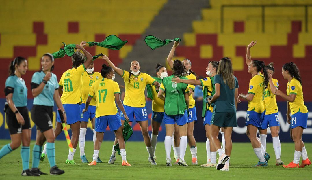 Las jugadoras de Brasil celebran la clasificación a la final.