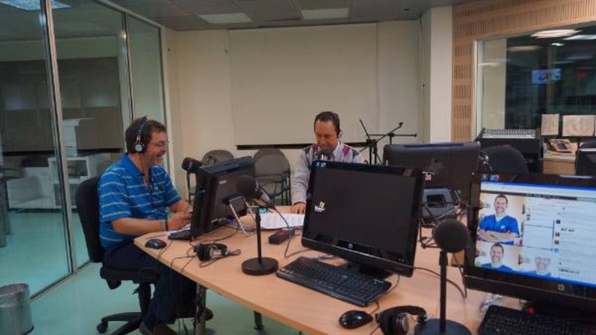 Dr. Santiago Rojas y Dr. Leonardo Palacios contestando preguntas de los oyentes.
